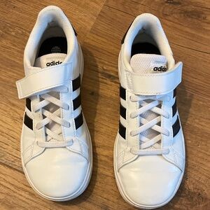 Boys adidas grand court white shoes size 1.5